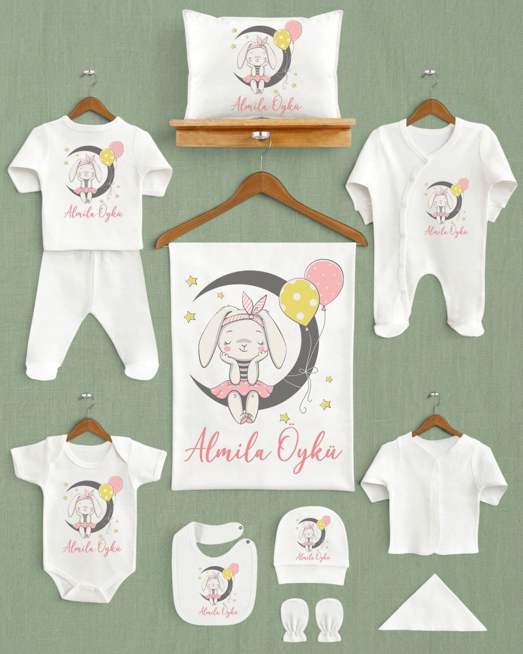Mağazam Lady Bunny ve Ay desenli, ekru renkli, %100 organik pamuklu 11 parçalı kişiselleştirilebilir hastane çıkışı.