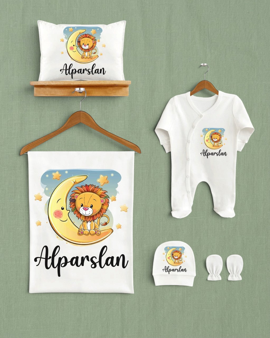 Mağazam ay üzerinde sevimli aslan desenli, kişiye özel isimli 5'li organik pamuklu bebek hastane çıkış seti.