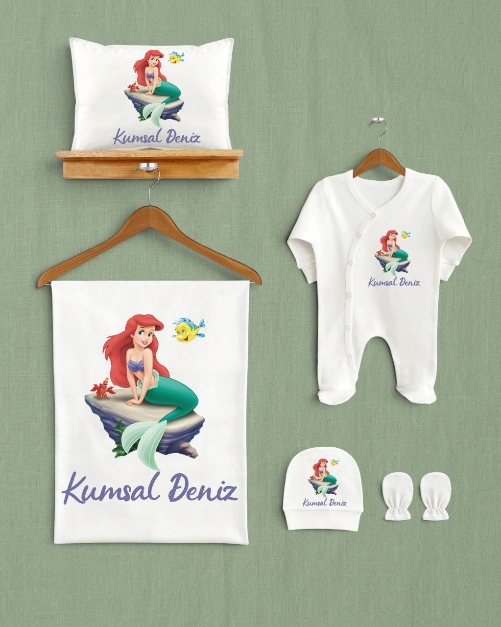 Mağazam deniz kızı desenli 5'li organik pamuklu bebek hastane çıkışı seti, battaniye, tulum, şapka ve eldiven içerir.